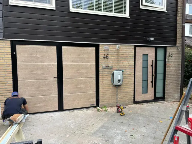 Houtlook openslaande deuren en voordeur combinatie